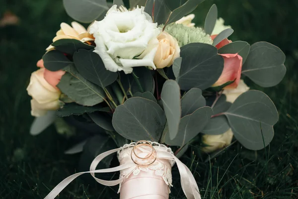 Bouquet et anneaux, vert foncé — Photo