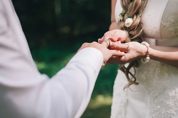 Noiva coloca anel em seu dedo — Fotografia de Stock