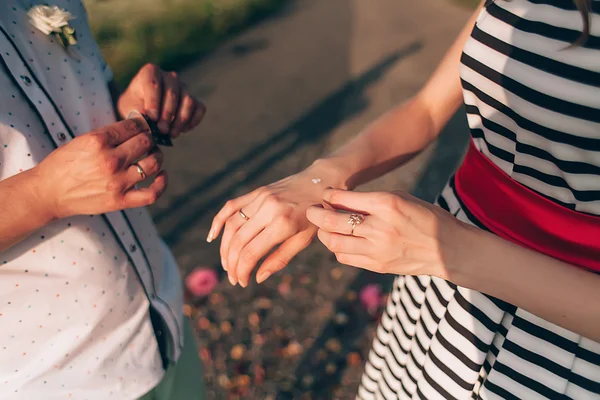 Wedding hands confetti — Stock Photo, Image