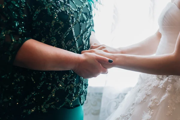 Noiva com mãe mão de casamento — Fotografia de Stock