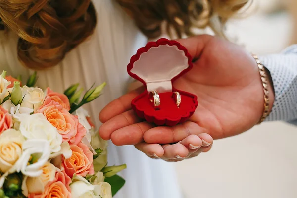 Sposa e sposo in possesso di scatola anello — Foto Stock