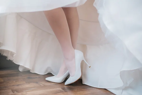 La sposa si sta mettendo le scarpe — Foto Stock