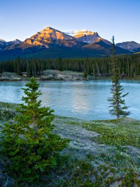 Kanada Kayalıklarında bir dağ ve nehir