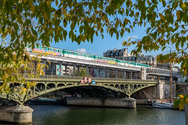 Metro with graffiti on Bir-Hakeim bridge in Autumn - Paris — Stock Photo, Image