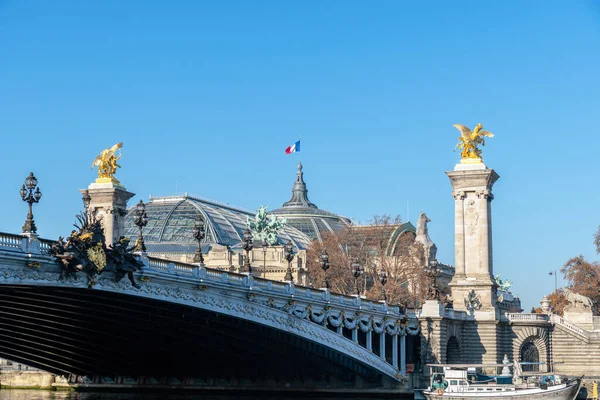 Ponte Alexandre III e Grand Palais in una giornata di sole a Parigi - Francia — Foto Stock