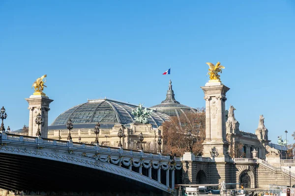 アレクサンドル3世橋とパリの晴れた日のグラン・パレ-フランス — ストック写真