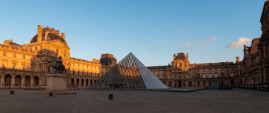 Paris, Fransa - 08 Aralık 2020: Musee du Louvre üzerine panoramik Covid-19 Salgın İkinci Kilitleme sırasında kapatıldı. Sonbaharda akşam vakti vuruldu..