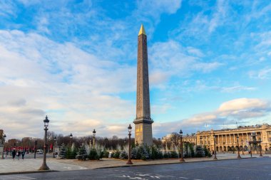 Aralık 2020 'de Place de la Concorde' daki Obelisk anıtının altındaki Noel ağaçları - Paris, Fransa