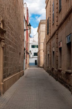 Ciutadella 'da eski evlerle dolu boş dar bir sokak - Ciutadella, Menorca, Balearic adaları, İspanya