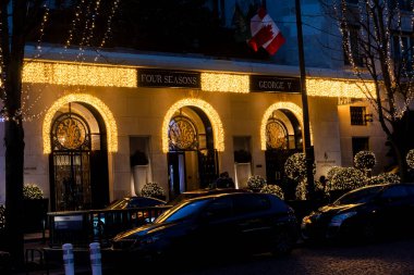 Fransa, Paris - 20 Aralık 2020: George V. Four Seasons Lüks Oteli Noel ışıkları ile alacakaranlıkta George V bulvarında