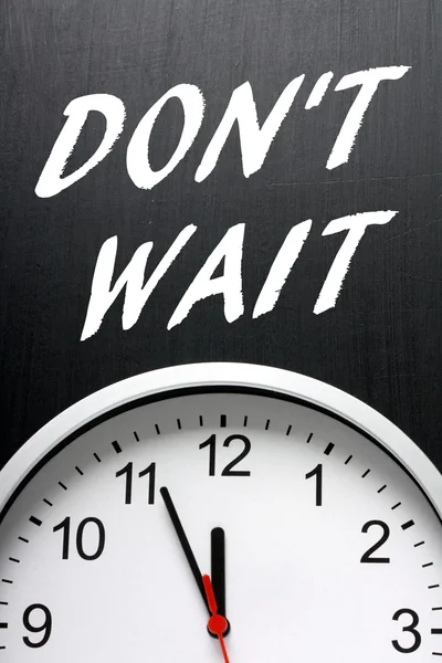 No espere en una pizarra por encima de un reloj — Foto de Stock