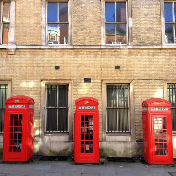 Drie rode telefooncellen — Stockfoto