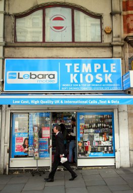 Tapınak Kiosk gazete bayilerinden ve lisans kapalı
