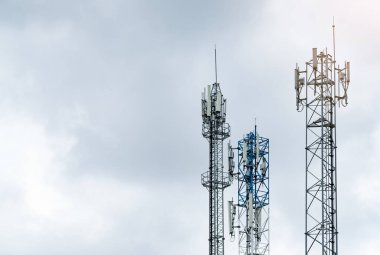 Gri gökyüzü ile haberleşme kulesi. Anten. Radyo ve uydu direği. İletişim teknolojisi. Telekomünikasyon endüstrisi. Cep telefonu ya da telekom 4G ağı. Haberleşme endüstrisi.