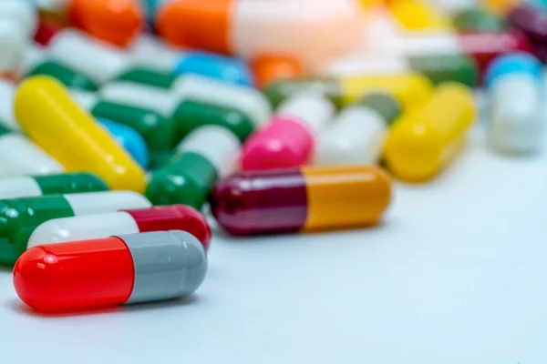 Renkli Kapsül Haplarının Bulanık Arka Planında Turuncu Gri Antibiyotik Kapsül — Stok fotoğraf