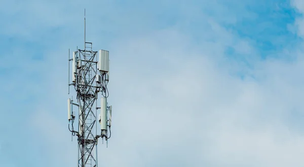 Telecommunicatietoren Met Blauwe Lucht Witte Wolken Achtergrond Antenne Blauwe Lucht — Stockfoto
