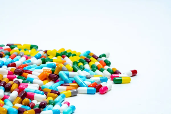 Enfoque Selectivo Pila Píldoras Cápsulas Antibióticas Multicolores Pastillas Antimicrobianas Sobre — Foto de Stock