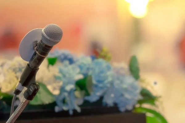 Microfone Stand Fase Pódio Para Falar Público Discurso Sala Conferências — Fotografia de Stock