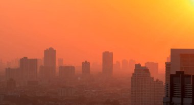 Bangkok, Tayland 'da hava kirliliği. PM2.5 'un dumanı ve ince tozu sabahın köründe turuncu gündoğumu gökyüzü ile kaplandı. Kirli havası olan şehir manzarası. Kirli bir ortam. Şehir zehirli tozu. Sağlıksız hava.