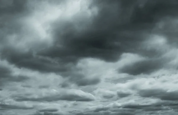 灰白色蓬松的云彩 多云的天空 白色和灰色的纹理背景为悲伤 绝望和绝望的概念 穆迪的天空 云彩景观 黑暗的戏剧性天空死亡和沮丧的背景 — 图库照片