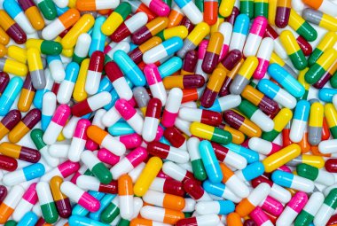 Bir sürü kapsül hapı. Üst düzey kapsül hapları. Tam kare mavi, sarı, yeşil, pembe, kırmızı, turuncu, beyaz ve gri kapsül hapları. Sağlık ve tıp konsepti. İlaç sanayisi. Sağlık bütçesi.