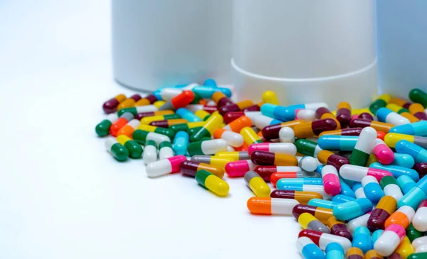 Enfoque Selectivo Píldoras Coloridas Cápsula Antibiótica Frasco Plástico Borroso Concepto — Foto de Stock