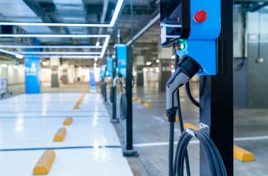 Elektrikli araba şarj istasyonu EV bataryası için. Elektrikli motoru olan bir araç için fiş. EV şarj aleti. Temiz enerji. Otoparkın şarj noktası. Yeşil güç. Gelecekteki ulaşım teknolojisi.