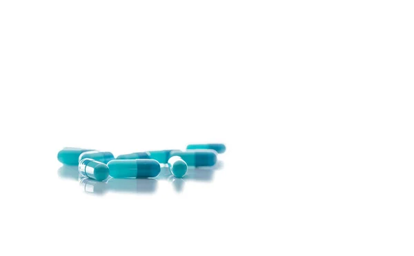 青いカプセル薬に焦点を当てます 白色の背景に濃い青と薄い青のカプセル薬のグループ 医療と医療 製薬業界 医薬品だ 処方薬 — ストック写真