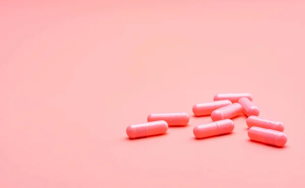 Rózsaszín Kapszula Tabletták Rózsaszín Háttérrel Valentin Napi Fogalom Szerelem Pirulái — Stock Fotó