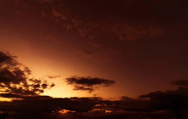 Orangefarbener Und Goldener Abendhimmel Mit Dunklen Wolken Schönheit Der Natur — Stockfoto