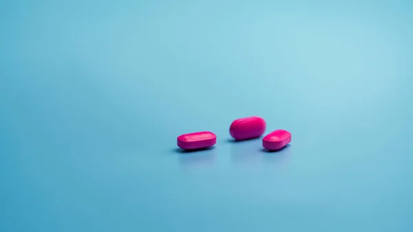 Rózsaszín Tabletta Kék Háttérrel Fájdalomcsillapító Gyógyszer Ibuprofen Tabletták Gyógyszeripar Gyógyszer — Stock Fotó