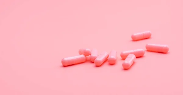 Różowe Kapsułki Różowym Tle Koncepcja Walentynek Tabletki Miłości Leczenie Troska — Zdjęcie stockowe