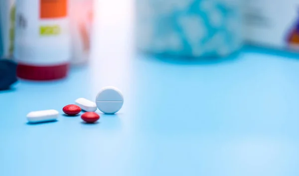 Selective Focus White Red Tablets Pills Blur Plastic Drug Bottle — Stock Photo, Image