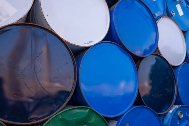 Eski kimyasal variller. Mavi, beyaz ve yeşil yağ varili. Çelik yağ tankı. Zehirli atık deposu. Tehlikeli kimyasal varil. Eski davulda endüstriyel atık. Fabrikada tehlikeli atık deposu. Metal variller..