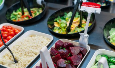 Restoranda salata büfesi. Öğle veya akşam yemeği için taze salata büfesi. Sağlıklı yiyecekler. Pancar ve balzamik tezgahta. Yemek servisi. Vejetaryen yemeği. Sağlıklı beslenme. Bitki temelli diyet.