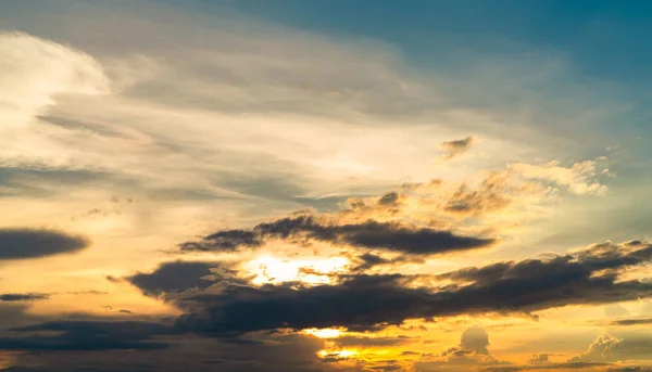 Schöner Himmel Bei Sonnenuntergang Goldener Himmel Bei Sonnenuntergang Mit Schönem — Stockfoto