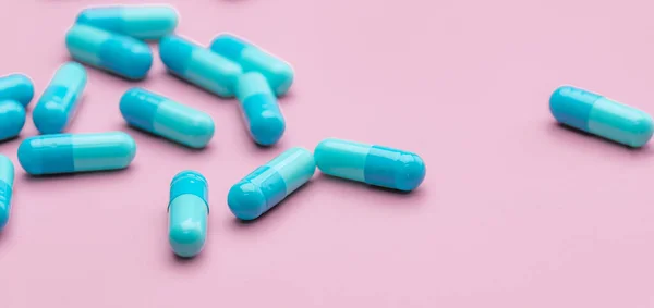 Сині Таблетки Капсули Рожевому Тлі Фармацевтична Промисловість Управління Таблетками Капсули — стокове фото