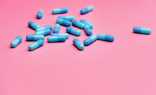 Pilules Capsule Antibiotique Bleu Sur Fond Rose Capsules Antibiotiques Bleues — Photo