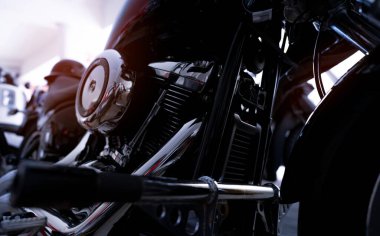 Motosiklet motoruna odaklan. Motosiklet egzoz borusu, motor bekçisi, hava filtresi ve arka fren pedalı. Motosiklet endüstrisi. Parlak krom motorlu. Klasik motosiklet..