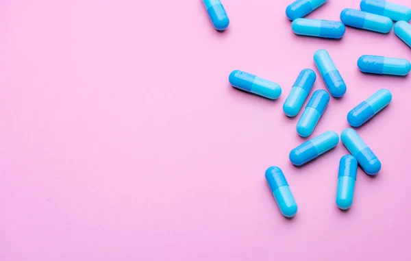 Blauwe Capsule Pillen Roze Achtergrond Blauwe Capsule Pillen Met Kopieerruimte — Stockfoto