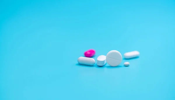 Vita Tabletter Piller Suddig Rosa Tablett Piller Och Blå Bakgrund — Stockfoto