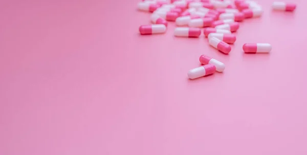 Roze Witte Antibiotica Capsule Pillen Roze Achtergrond Antibioticaresistentie Overmatig Gebruik — Stockfoto