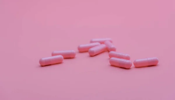 Cápsulas Rosa Píldora Sobre Fondo Rosa Vitaminas Suplementos Farmacia Línea — Foto de Stock