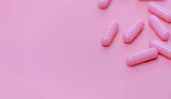 Rózsaszín Kapszula Tabletta Rózsaszín Háttérrel Vitaminok Kiegészítők Online Gyógyszertár Gyógyszertár — Stock Fotó