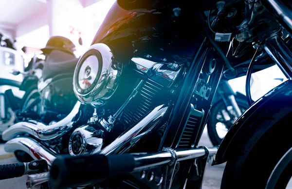 선택적으로 모터사이클 엔진에 초점을 맞춘다 오토바이 배기관 기관포 여과기 브레이크 — 스톡 사진