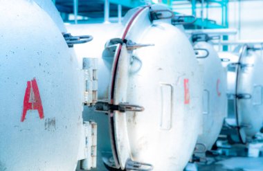 Yüksek basınçlı işlem ya da gıda ürünleri için yüksek hidrostatik basınç makinesi. Gıda üretim fabrikasındaki metal tank. Patojene yüksek basınçlı işlem uygulanarak pastörize edilerek gıda korunumu