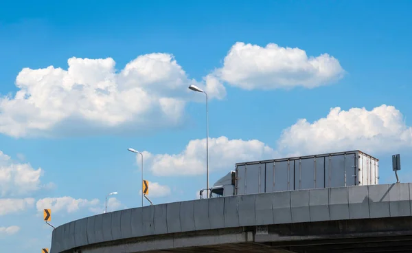 Kamyon Nakliye Lojistiği Yüksek Beton Otoyol Yoldaki Konteynırlarla Dolu Bir — Stok fotoğraf