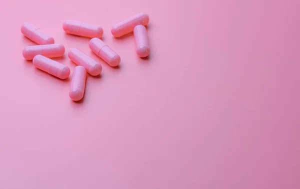 粉红色背景的粉红胶囊丸 妇女健康保险预算 药店的横幅 制药工业 维生素和补充剂 胶囊药业 快乐的药丸爱情的药丸 — 图库照片