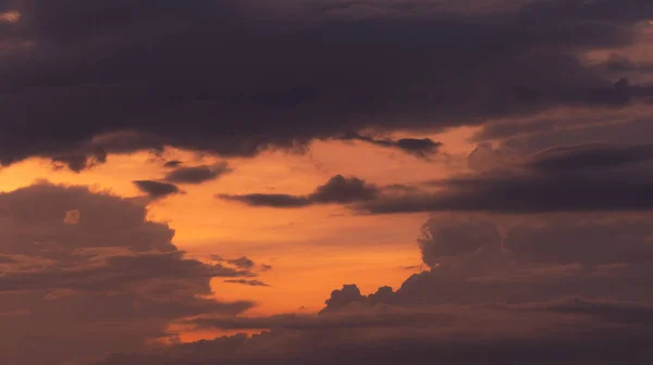 Schöner Orangefarbener Himmel Bei Sonnenuntergang Mit Schichten Aus Grauen Und — Stockfoto