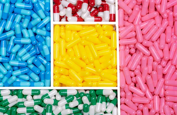 Капсульные Таблетки Пластиковом Лотке Витамины Добавки Концепция Выбор Антибиотиков Производство — стоковое фото